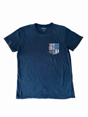 Denim&supply t-shirt - Hej! Säljer denna väldigt unika och snygga ralph lauren tröja | Storlek: M | Skicket är bra, inga tydliga tecken på användning | Pris kan diskuteras! | Hör av dig vid intresse eller minsta fundering! | Gratis frakt fram till första mars, passa på! 