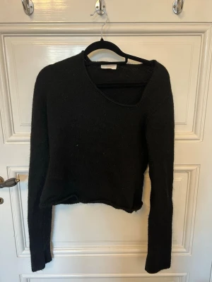 Cool stickad tröja - Snygg stickad tröja med unik krage som går snett, passar S-M. 