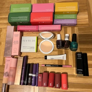 Intressekoll!! Smink :3 - Nya eller endast testade! Titta på två sista bilderna för att veta vad som säljs. Säljes väldigt billigt, mer rabatt om du vill ha flera produkter (speciellt redan öppnade). Pris 15-70 sek. 250 för Chanel.  Kan tänka mig sälja allt för 499 - 599 vid snabbköp, skriv <3