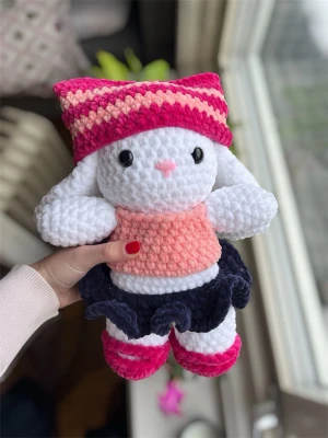 Virkad kanin med outfit🎀🩷 - Supersöt virkad vit kanin med avtagbara kläder!!!🎀Totalt är det en hatt, topp, kjol och ett par skor.☺️💕 OBS:  !Dessa innehåller säkerhetsögon som inte rekommenderas för barn under 3 år!