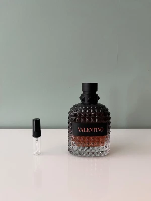 3 ml sample av Valentino Coral Fantasy  - Ett sample på 3 ml av Valentino Born in Roma Coral Fantasy. Det är en söt, fruktig och maskulin sommarparfym. Våra samples är helt nya och är gjorda av glas. Det är fritt fram att skriva till oss om ni har frågor.