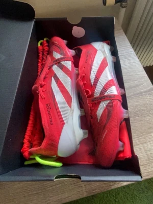 Adidas Predator röda fotbollsskor - Säljer ett par Adidas Predator elite i storlek 44.