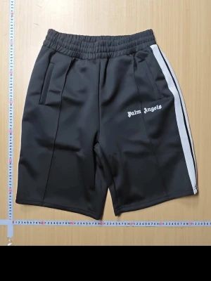 Palm Angels shorts - Svarta shorts från Palm Angels i bra skick och säljs för att behöver köpa en jacka inför vintern. Alla tags o sånt följer med. Pris kan diskuteras vid snabb affär