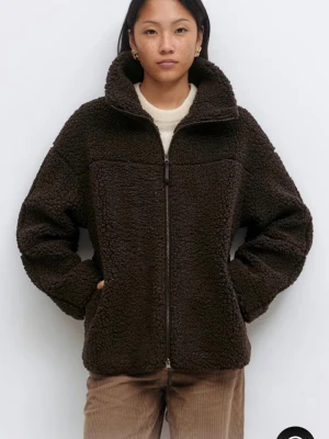Brun teddy jacka - Så mysig och skön teddy jacka från GinaTricot som är mörkbrun! 