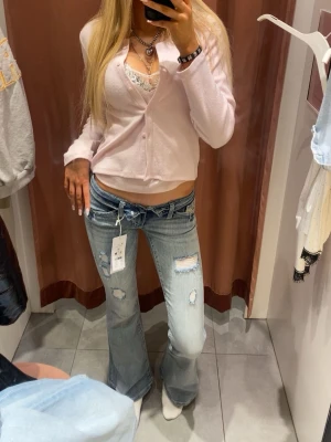 Ljusrosa kofta med inbyggt spetslinne - Trendig ljusrosa kofta med inbyggt spetslinne i storlek 158/164. Använd endast 1 gång, inga defekter perfekt skick