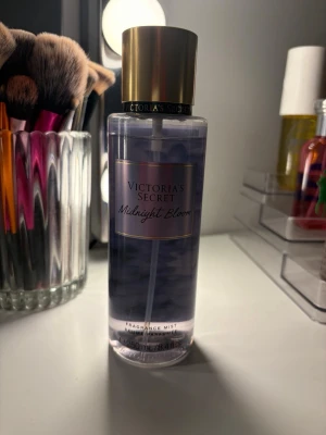 Victoria's Secret Midnight Bloom mist - Body mist från Victoria's Secret i doften Midnight Bloom. Rymmer 250 ml (men är LITE ANVÄND) !Priset kan diskuteras)