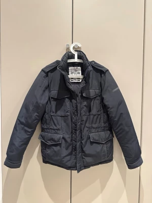 Zadig&Voltaire Jacka - Jag säljer denna fina jacka från Zadig@Voltaire! En varm fieldjacka som är stilren och passar perfekt för vinter och vår! Storleken är medium. Var inte rädd att fråga om du undrar något!