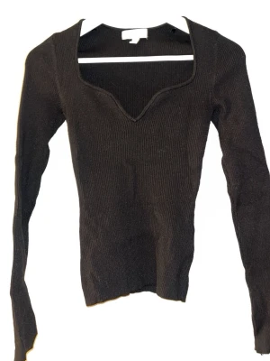 Stickad tröja - Säljer denna stickade ribbade tröja💕