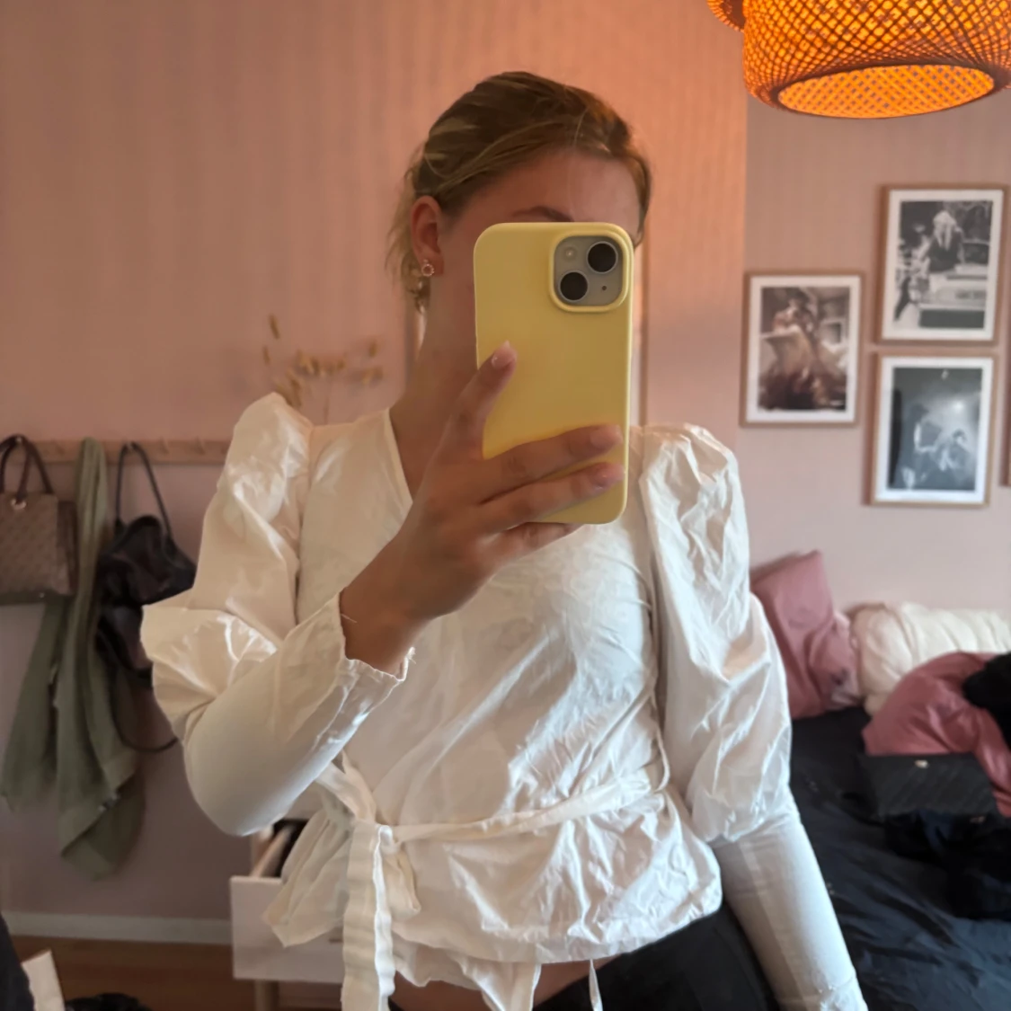 Vit omlottblus med puffärm och knyt - 2