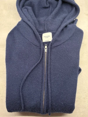 Mörkblå hoodie cashmere hoodie fårn John Henric - Marinblå zip-hoodie i kashmir från John Henric i storlek S. Hör gärna av dig om du har några frågor. Priset kan diskuteras.