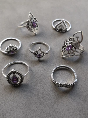 7st ringar  - 7st ringar med olika former och mönster. Materialet är alloy. (#621)