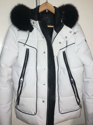 Vit unik jacka fr. Horspist Paris - Snygg vit unik jacka från Horspist, dekorativa sömmar, snyggt lyxigt mönster inuti, Mycket bra kvalitet. Få jackor som denna riktigt fin, lägg bud o se. Strlk xs men sitter som S