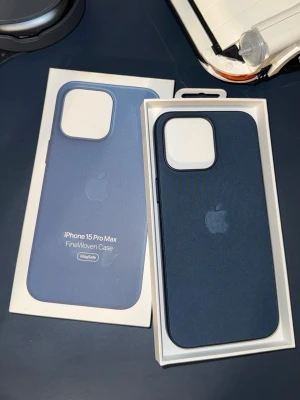 iPhone 15 Pro Max skal - Snyggt blått FineWoven-skal från Apple till iPhone 15 Pro Max som aldrig använts! Skalet har MagSafe-stöd och en stilren design med Apple-loggan på baksidan. Materialet är mjukt och slitstarkt, med en stor öppning för kameran. Perfekt för dig som vill ha ett premiumskal.