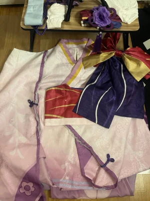 Ei Makoto Cosplay - Säljer en ei makoto cosplay då jag inte fått någon användning av den, endast prövad och använd inte mer än 10 minuter på NCS25. Strumporna och shortsen är helt oanvända. Allt som visas kommer med DVS cosplayen, accessoarer och peruk. Cosplayen saknar inget men peruken har nog sett bättre tider då den bara legat i en påse sen NCS.