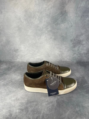 Lanvin DBB1  - Skick: 7/10, sulkräm har använts för att fräscha upp sulan. | Ingår: endast skorna. | Nypris: +- 5200 SEK.