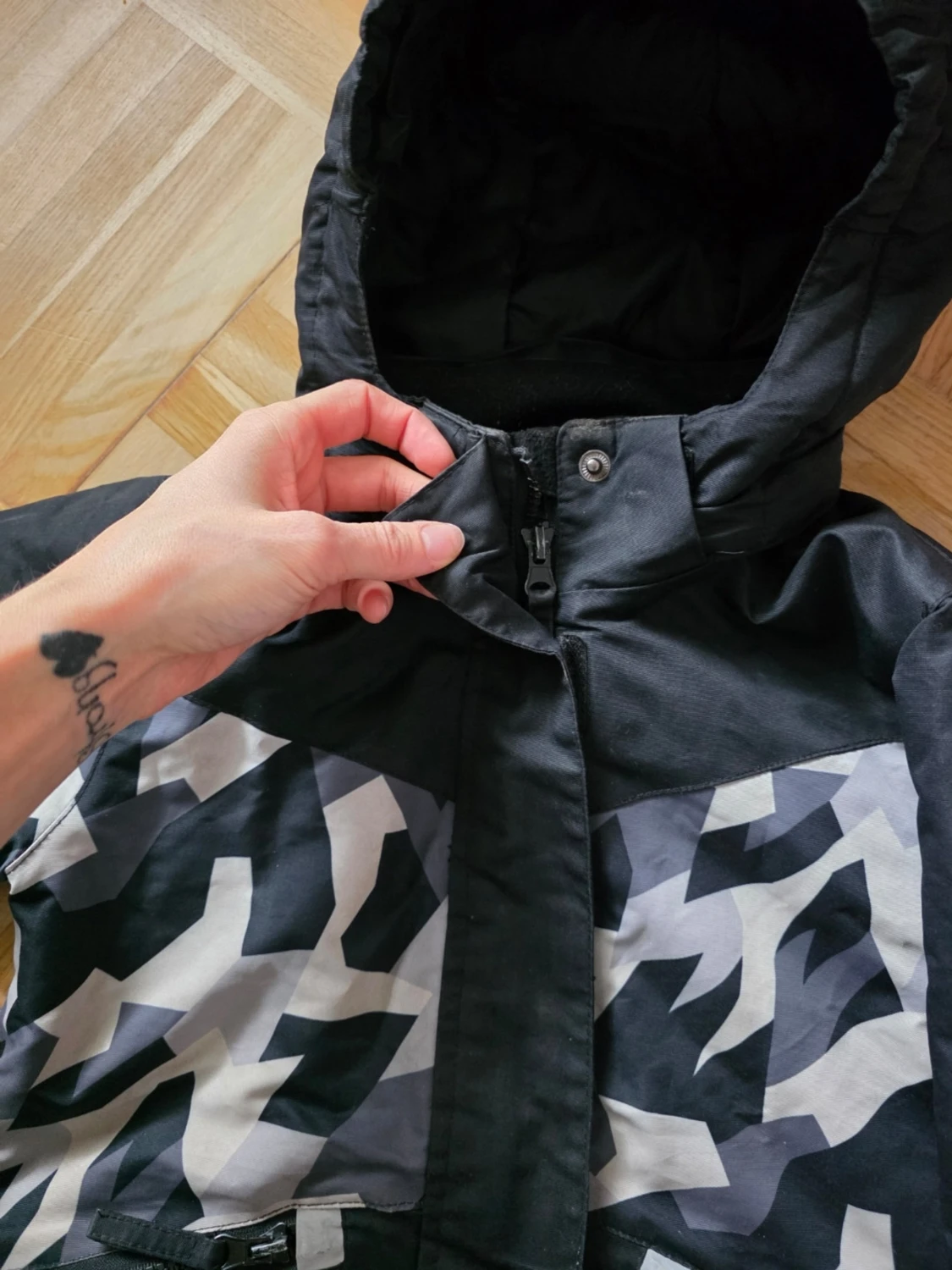 Svart vindjacka med camomönster - 2