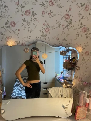 Ribbad topp från H&M - Grön ribbad tröja från H&M i storlek XS