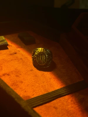 Snygg ring - En snygg ring som skriker ”oj oj oj hen har pengar i stora mängder”