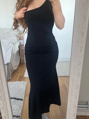 Klänning  - Fin svart klänning från H&M i storlek XS, passar även storlek S. Fint skick utöver några missfärgningar, svåra att ta bild på, är mer som ”fettfläckar” från bodylotion etc 🖤  