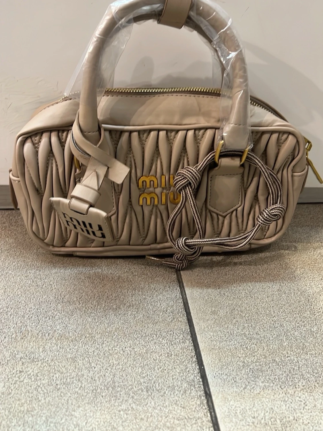 Beige handväska med pärldetaljer - 1