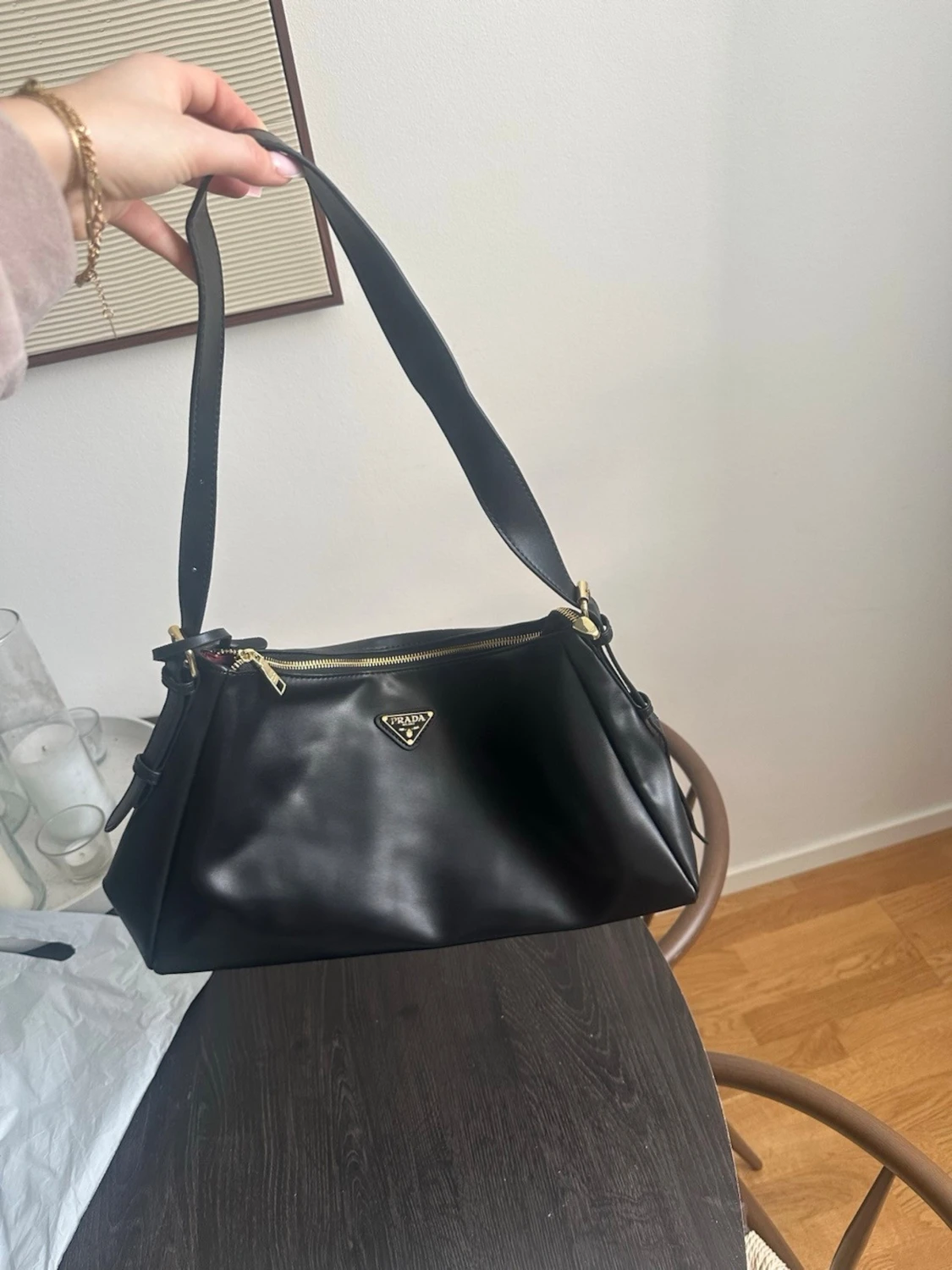 Svart axelremsväska från Prada