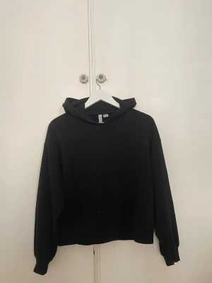 Basic svart hoodie - Fin svart hoodie från H&M i storlek S. Väl använd men fortfarande i fint skick.