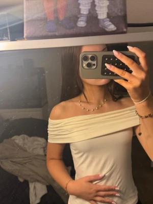 Off-shoulder topp - Säljer en superfin fest topp då den tyvärr ej kommer till användning 😍 precis som ny!