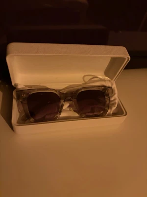 Chimi solglasögon 04 - Säljer ett par chimi 04:or, perfekt skick. Storlek 45/24. Priset kan diskuteras vid snabb affär.