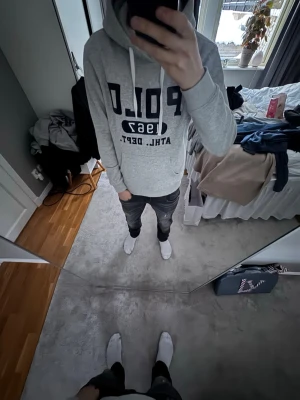 Grå hoodie från Polo Ralph Lauren - Jävligt fet polo Ralph lauren tröja grå, är 176 och sitter som på bilderna, Riktigt bra pass form och otroligt skön💫💫✌️💯Storlek S/M