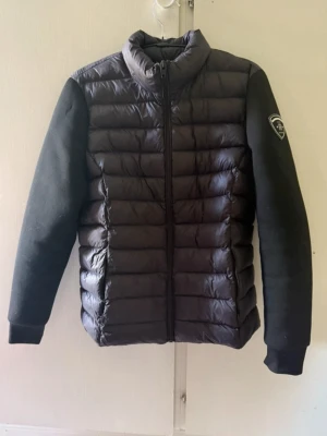 Svart pufferjacka Rockandblue - Snygg cardigan liknande pufferjacka från rock and blue. Passar S🩷