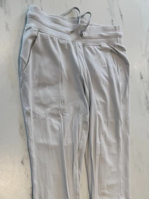 Lululemon - Byxor - Använda ett fåtal gånger. Ljusgrå