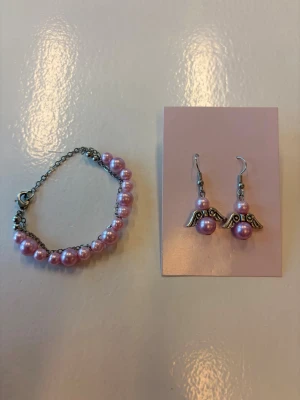 Bundle Armband & Örhängen - I denna bundle får du ett handgjort pärlarmband och ett par handgjorda örhängen till ett mycket bättre pris. Ordinarie pris 128kr, nu 109kr ✅ Vid eventuella frågor skicka DM 😇
