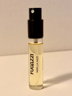 Fugazzi Vanilla Haze Eau de Parfum 8 ml - Fugazzi Vanilla Haze edp 8 ml. En ljuvlig gourmand som är inspirerad av Bianco Latte. Enbart testsprayad, vilket syns på bild. Givetvis förvarad mörkt, svalt och torrt. Kommer i originalförpackningen.