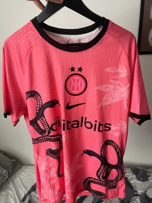 Rosa Intermilan tröja. Som ny - Som ny. Känns som L