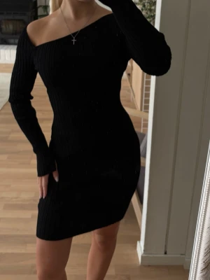 Ribbad klänning - Klänning från h&m, nyskick!