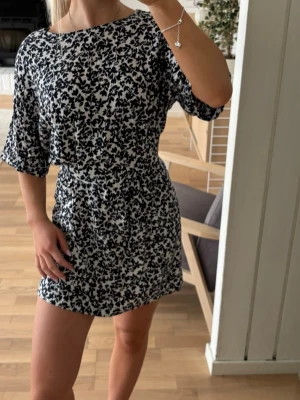 Sommarklänning  - Köpt för flera år sedan och är inte helt säker på vart men skulle tro h&m!! Superbra skick 