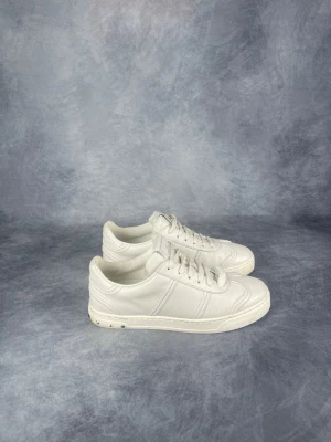 Valentino Flycrew - Skick: 8,5/10. | Ingår: endast skorna. | Nypris: +- 7000 SEK.