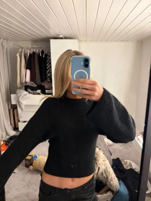 Svart stickad tröja smockad - Säljer denna helt nya tröja 