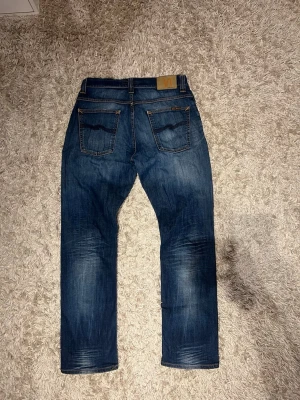 Nudie jeans average joe straight fit archive fade w31 L32 - Nudie jeans modell avergae joe med straight passform. Riktigt schysst tvätt. Mycket bra skick, lite diskret fläck på ena låret, syns knappt. Storlek 31/32. Postas antigen samma dag som köp eller dagen därpå🙌💯