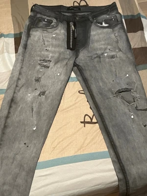 Grå distressed jeans från Dsquared2 - Dsquared2 jeans storlek M 