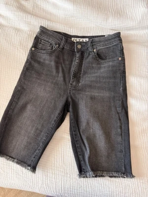 Grå jeansshorts från carlings  - Säljer ett par grå jeansshorts från carlings. Slutar strax över knäna, tightare modell. Använda max 2 gånger. 