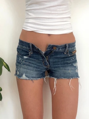 Abercrombie & fitch lågmidjade jeansshorts  - Storlek W24 ~ XXS. Rakt över midjemått: 35cm. Skickas inom 24h, PostNord prioriteras. Se liknande plagg i min profil! 