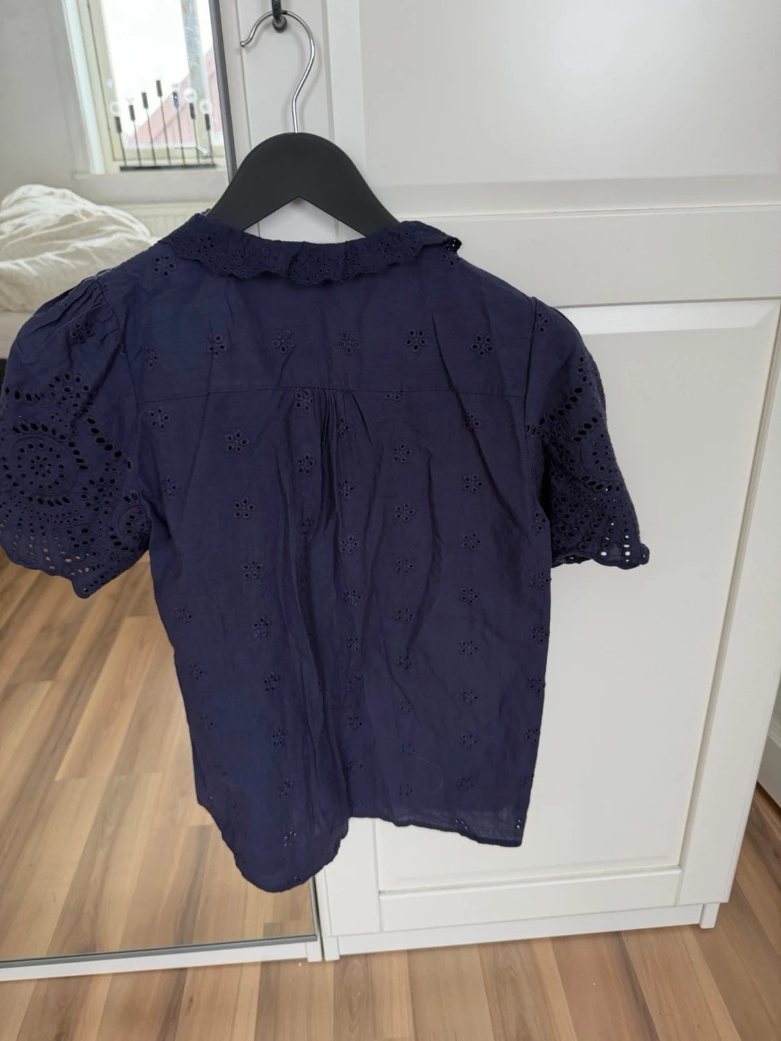 Mörkblå broderad blus med volang - 1