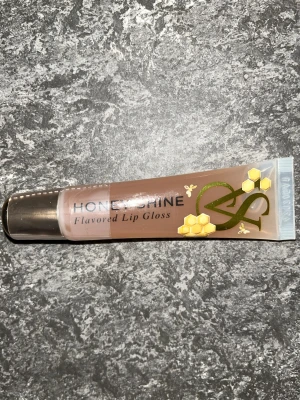 Victoria’s Secret Flavoured Lip Gloss - Skriv innan köp!! NY! Caramel kiss (finns ej i Sverige) och Honey shine flavoured lip gloss✨Säljer för 79kr styck eller båda för 145. Original pris 118/st.