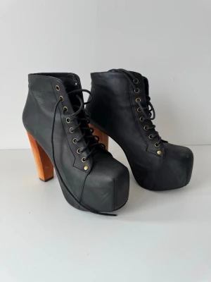 Jeffrey Campbell- Svarta platåstövletter med träklack - Säljer ett par svarta stövletter med kraftig platåsula och höga träklackar.