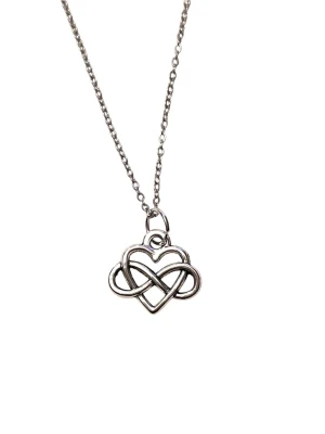 Halsband Hjärta med evighetssymbolen silver imitation   - Ett fint halsband med ett hjärta och tecknet för evighet. Trätt på en kedja i silverimitation. Justerbar 40-45 cm. Berlocken är ca 1 x 1,5 cm.