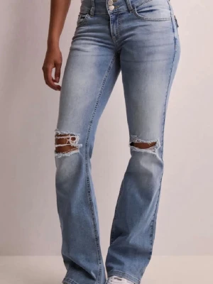 Lågmidjade jeans från Nelly! - Ett par väldigt snygga lågmidjade & bootcut/flare jeans från Nelly, mycket använda men i bra skick, original pris 750kr. Strl 32!! (Xxs/xs) 💓💕