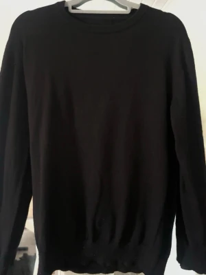 Svart stickad tröja  - Jätte mysig skön svart tröja som är stickad, vet dock inte vart den är ifrån. 