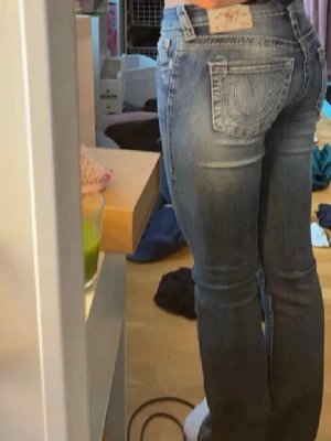 Blå bootcut jeans från True Religion - det säljer dessa jätte snygga true religion jeans i storlek W26 och modellen Becca!! köpte jeansen här på plick men tyvärr passade de inte så inte kommit till användning där av säljer ja de(inte mina bilder utan från tjejen jag köpte de av!!). pris kan diskuteras!!!