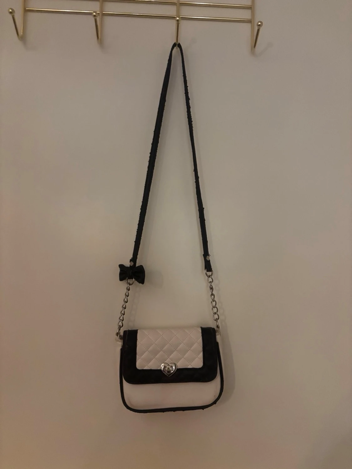 Svart och vit axelväska med rosett
